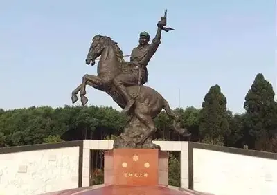 他是逝世最早开国上将,其追悼会上突降大雨,20万人无一肯离去