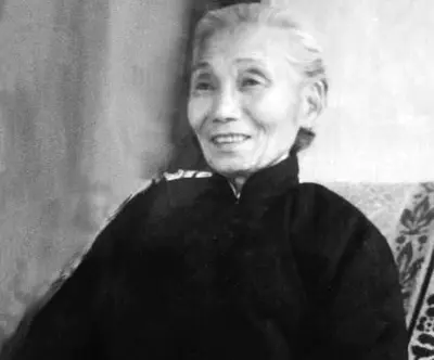 民国贫穷老太太,不识一字沿街卖烧饼,逝世后两位总理为她送行
