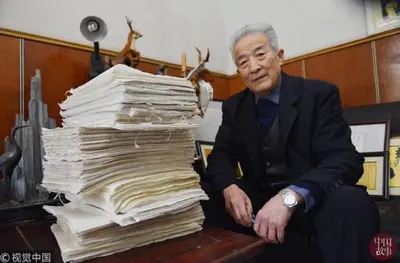 79岁患帕金森症老人坚持5年抄完四大名著。是执念?是怀念?是爱!
