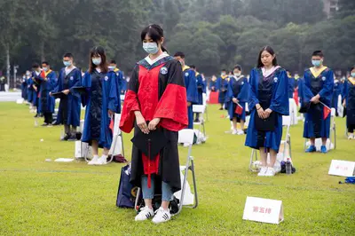 武汉大学举行毕业典礼 为新冠肺炎牺牲烈士和逝世同胞默哀