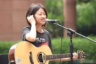女歌手金道马演出当天突然去世,男队员发文透露死讯及丧礼细节