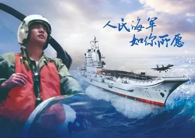 “人民海军，如你所愿”，牺牲20周年，王伟和山东舰同框“合影”摆放在墓前