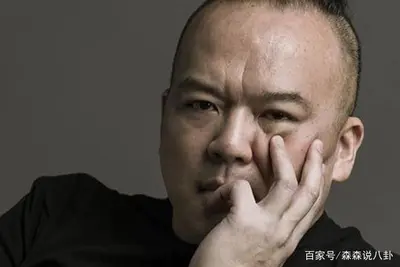 导演明金成在月子中心猝逝,林依晨悲伤悼念,心疼未满月的龙凤胎