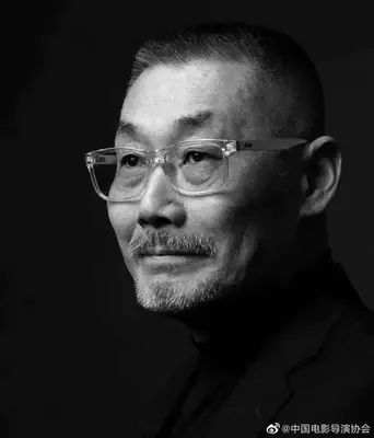 导演何平因病去世享年65岁,张艺谋发文悼念