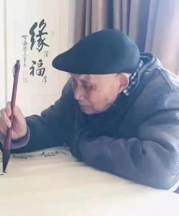 董晋 